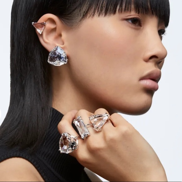 Mesmera clip earring
Single, Delta, White, Rhodium plated 1.7cm - Picture 2 of 4